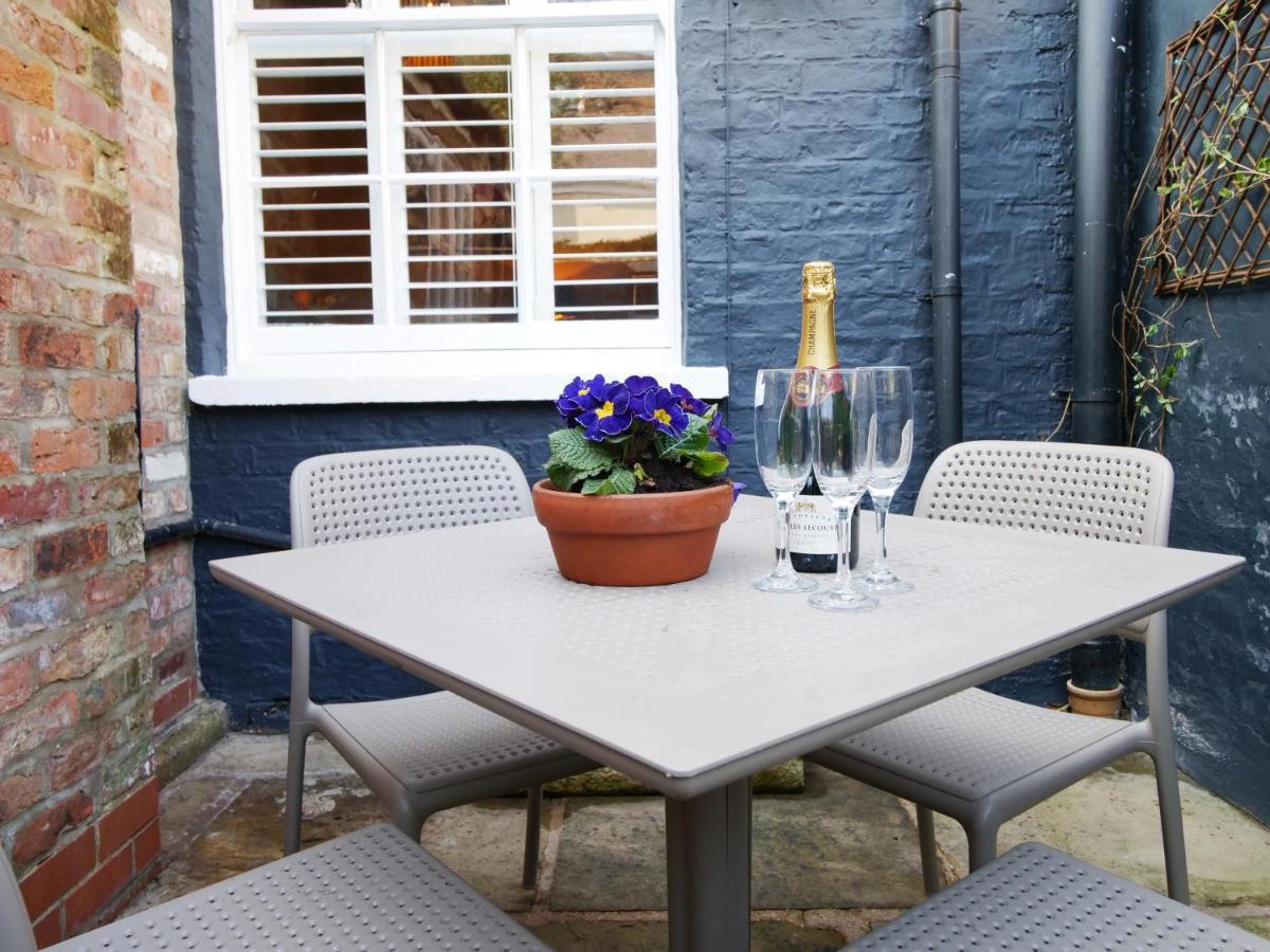 Bar Wall Cottage-City Wall Views-Sleeps 5 约克 外观 照片